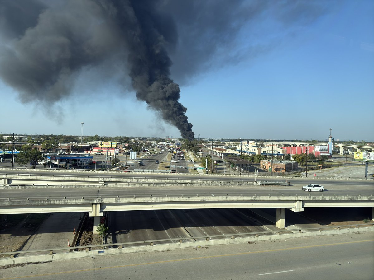 TheRealJonHutch's tweet photo. @DFWscanner Looking down from the DART line… still flames coming out! #dallasfire https://t.co/hTzVKszouC