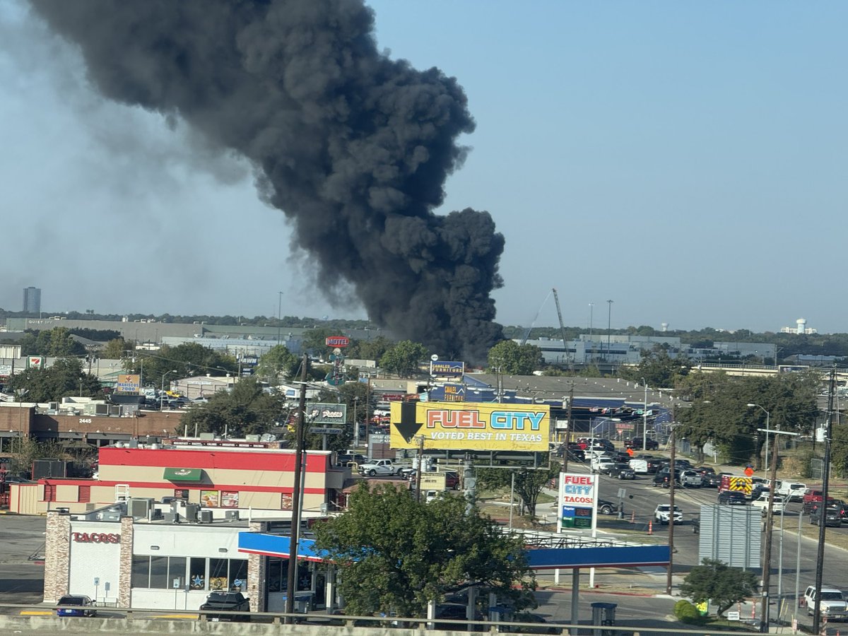 TheRealJonHutch's tweet photo. @DFWscanner Looking down from the DART line… still flames coming out! #dallasfire https://t.co/hTzVKszouC