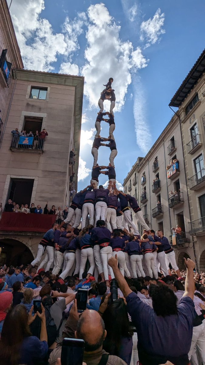 PayerolVictor's tweet photo. Aquesta plaça, aquesta màgia ... Gràcies Girona un any més, i gràcies @Marrecs i @Minyons pel cop de mà! https://t.co/PLrv8HUg9T