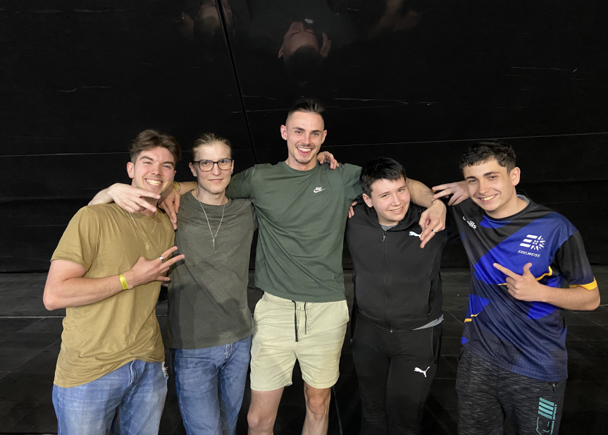 Theoloris tweet media