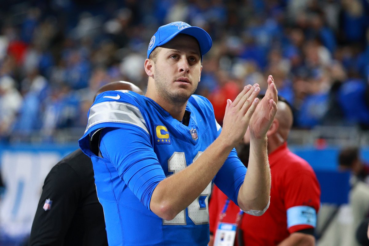 NFLonCBS's tweet photo. Jared Goff has the highest Comp Pct (83.0%) and Pass Rating (146.5) in a 5-game span in NFL HISTORY https://t.co/KDUNAGGbKt