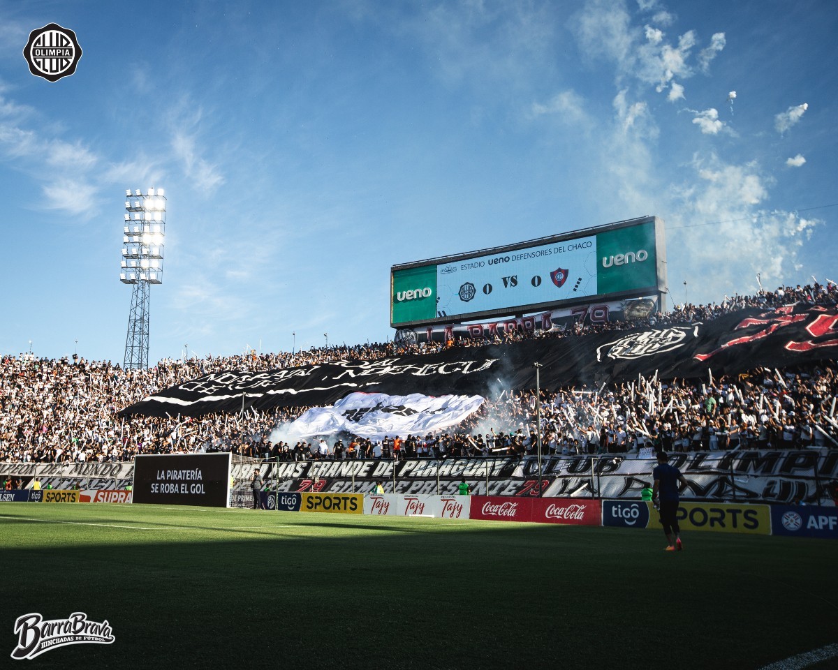 barrabrava_net's tweet photo. La Barra 79 - Olimpia ahora en el clásico vs Cerro Porteño https://t.co/WliWH21TC4