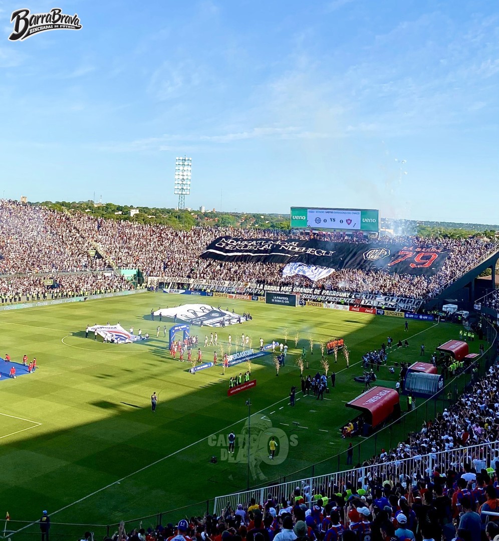 barrabrava_net's tweet photo. La Barra 79 - Olimpia ahora en el clásico vs Cerro Porteño https://t.co/WliWH21TC4