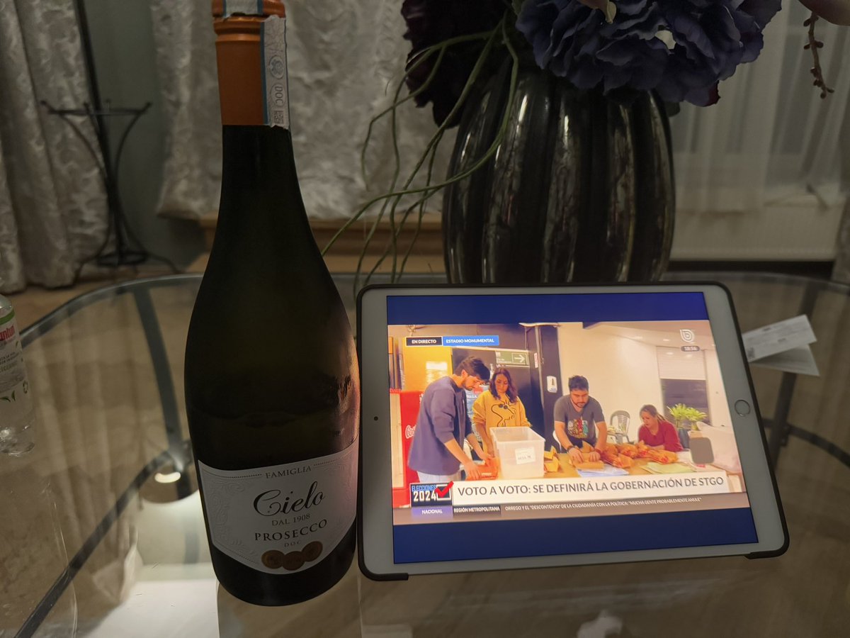 exTteDan's tweet image. Siguiendo las elecciones de #MiPais tomando Prosecco y viendo la @biobio