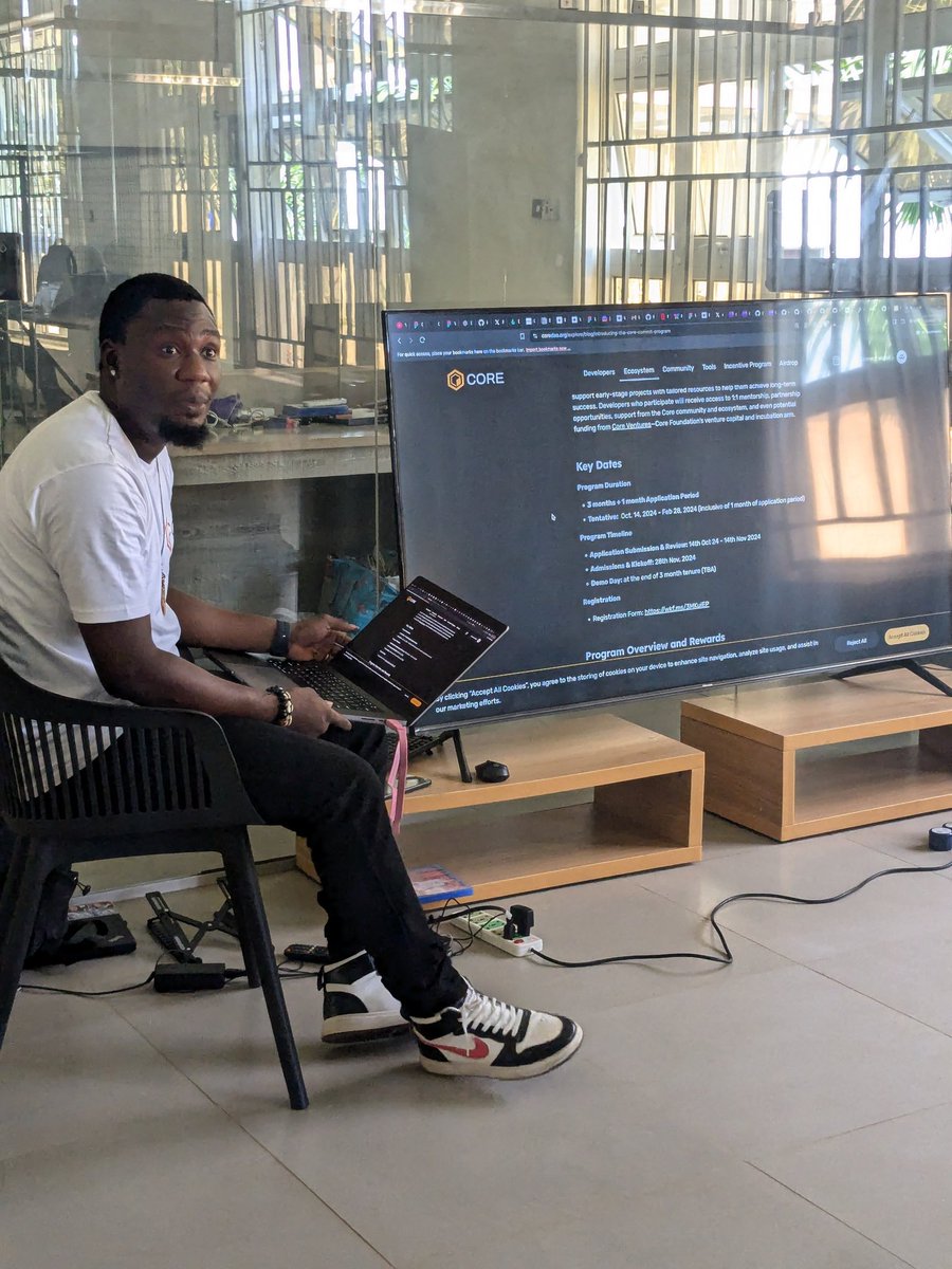 Ajisabo2's tweet image. hi my name is Sabo Ajidokwu Emmanuel
I write smart contracts for a living and I absolutely love it 😌😌