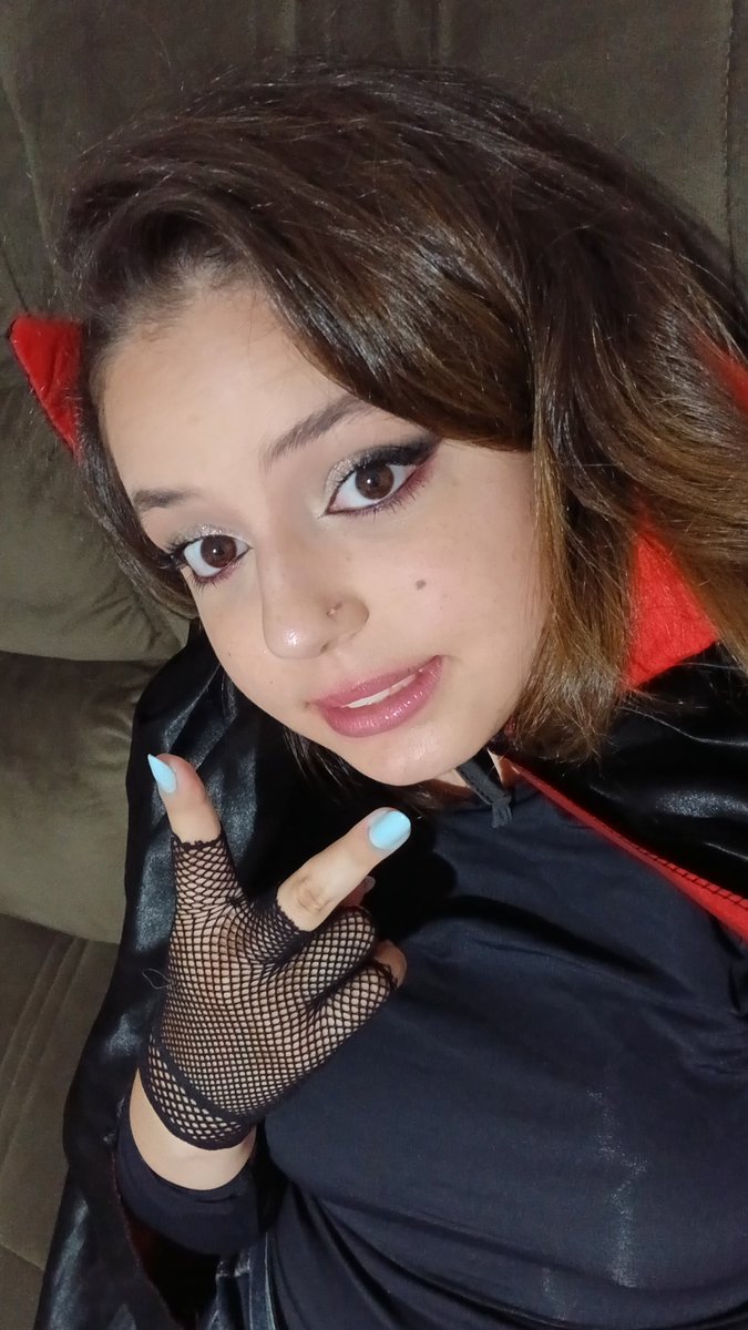 010795YONG's tweet photo. haloween das divas é priorizar a beleza bjosss https://t.co/4vg8JY54XO