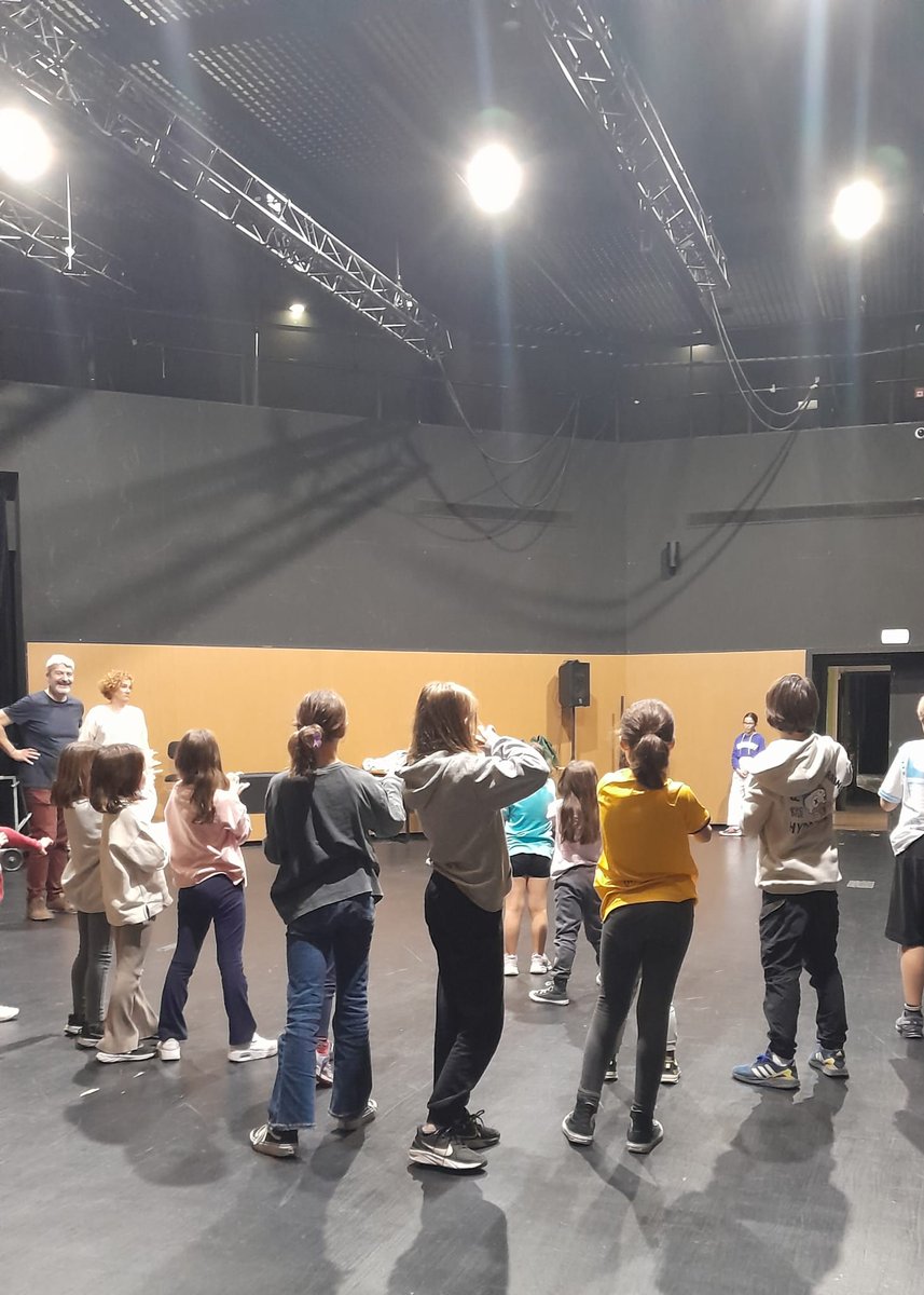 amicspastorets's tweet photo. Comencem els tallers amb els actors i actrius més petites, futures promeses. Matí intens a @TAGranollers Som-hi pastorets 💪🏻😈😇 https://t.co/Le59Qx8tr0