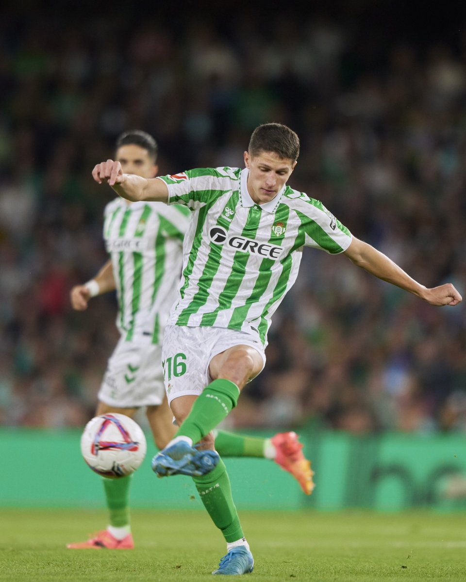 AltimiraSergi's tweet photo. Noche espectacular en casa. Siempre @RealBetis 💚💚 https://t.co/w3o9UR5SUk