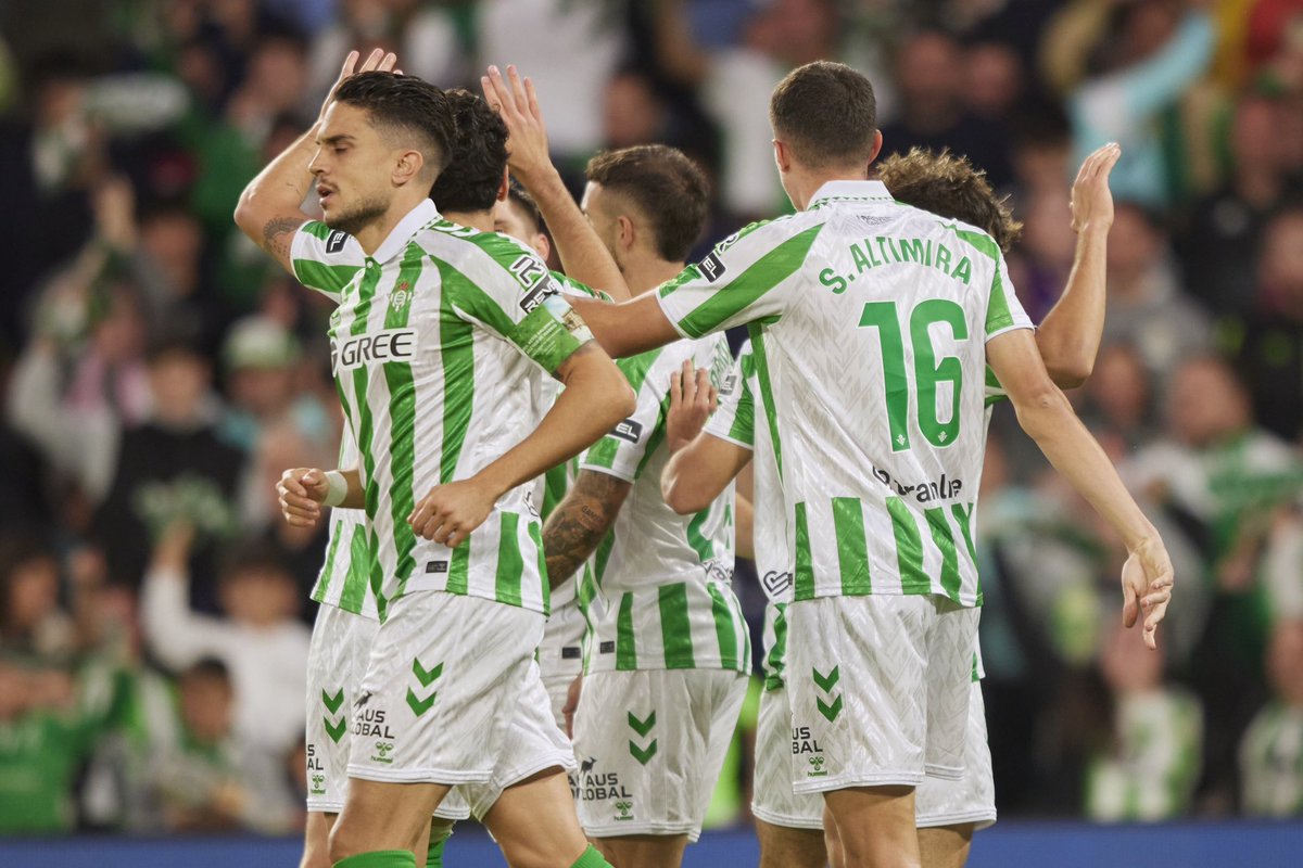 AltimiraSergi's tweet photo. Noche espectacular en casa. Siempre @RealBetis 💚💚 https://t.co/w3o9UR5SUk