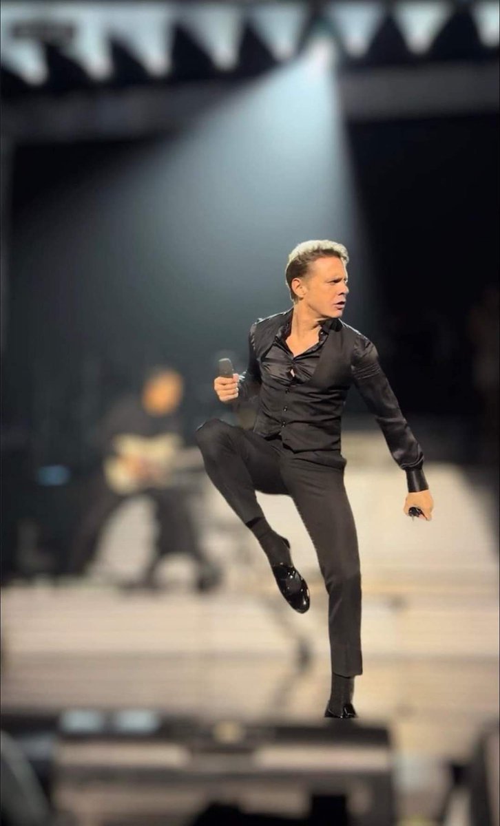 FCMickyunSol84's tweet photo. Si yo pudiera elegir, volver a vivir, lo haría junto a ti 🎶🎶 descansa y pronta recuperación @LMXLM tus fans te estaremos esperando para verte brillar nuevamente.
#LuisMiguel #LuisMiguelTour2024 #Chile #FCMickyUnSol84 https://t.co/wNdyuVLZKF