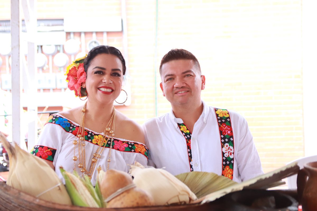 ComalcalcoMX's tweet photo. 🎊 ¡Celebrando en unidad con el pueblo!

✅ Desde el Mercado Público “27 de Octubre”, el alcalde @OvidioPeraltaS encabezó los festejos por el 197º Aniversario de la #FundaciónDeComalcalco donde locatarias, locatarios y autoridades municipales se dieron cita para celebrar en un ambiente de algarabía y unidad.