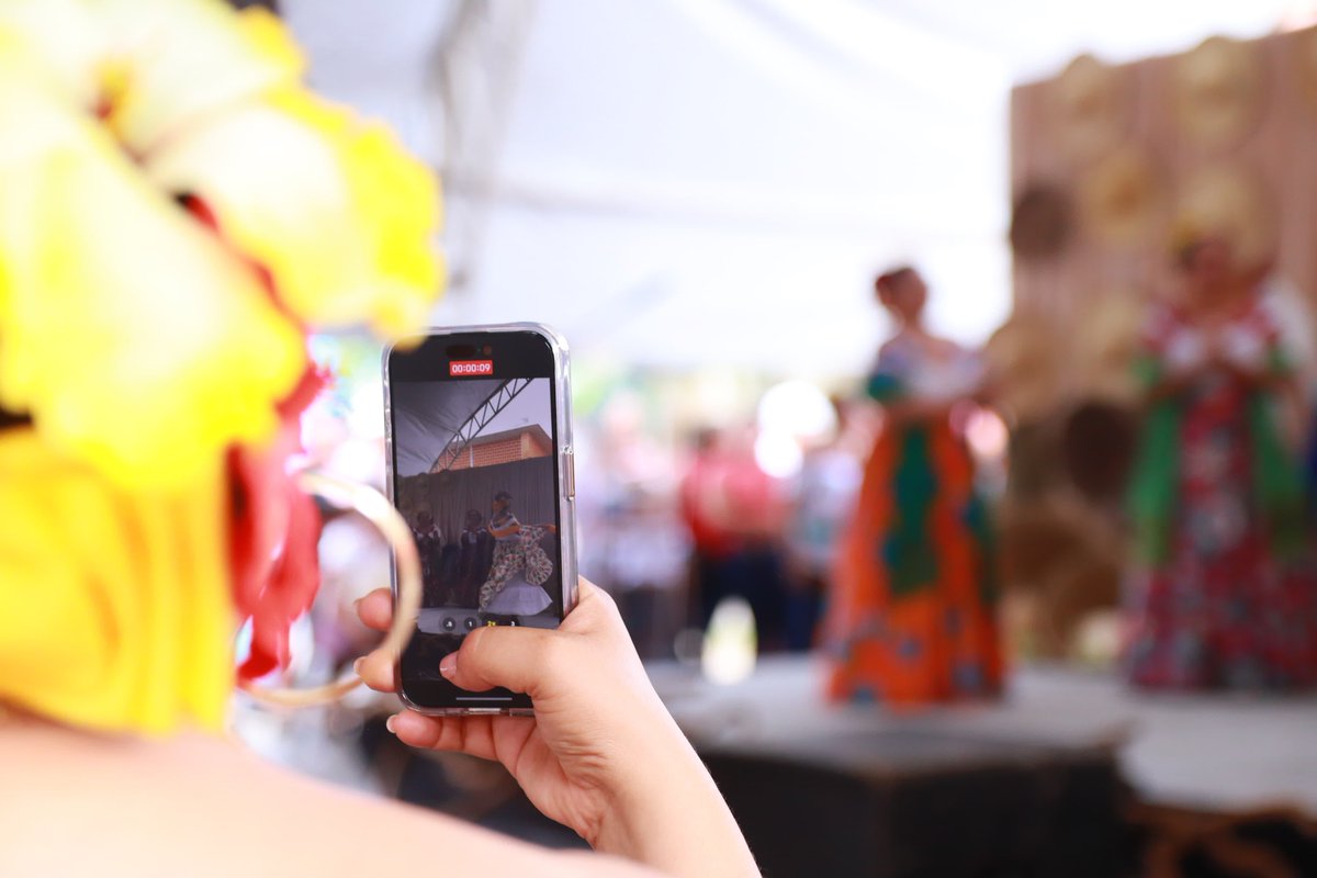 ComalcalcoMX's tweet photo. 🎊 ¡Celebrando en unidad con el pueblo!

✅ Desde el Mercado Público “27 de Octubre”, el alcalde @OvidioPeraltaS encabezó los festejos por el 197º Aniversario de la #FundaciónDeComalcalco donde locatarias, locatarios y autoridades municipales se dieron cita para celebrar en un ambiente de algarabía y unidad.