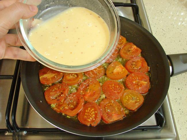 yemeknet's tweet image. DOMATESLİ OMLET (Kahvaltıda Bir Bu Olsun Yeter) - Yemelere doyamayacağınız, yapımı oldukça kolay, az malzemeli, pratik ve çok lezzetli bir kahvaltılık tarif...

Malzemeleri ve Yapılışı : ye-mek.net/tarif/domatesl…

#yemeknet #domatesliomlet #omlet #kahvaltilik #pazar #yumurta