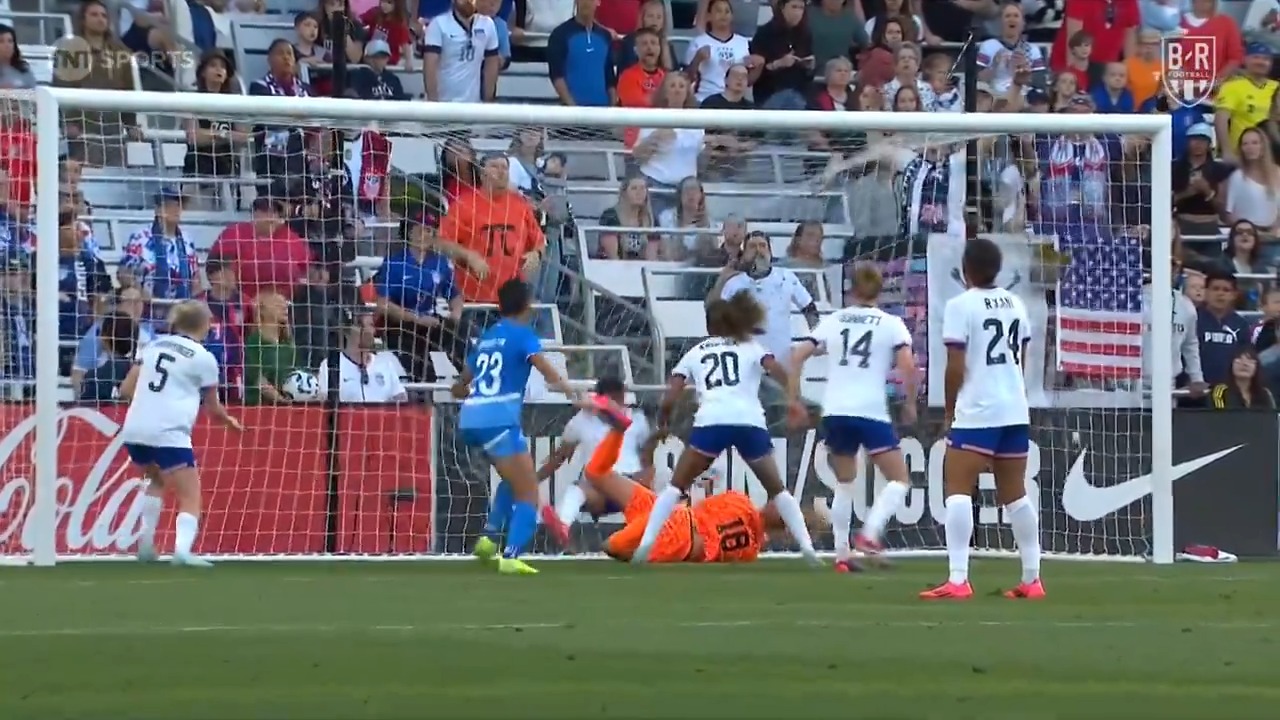 Karólína Lea Vilhjálmsdóttir stuns the USWNT with an Olimpico 😱