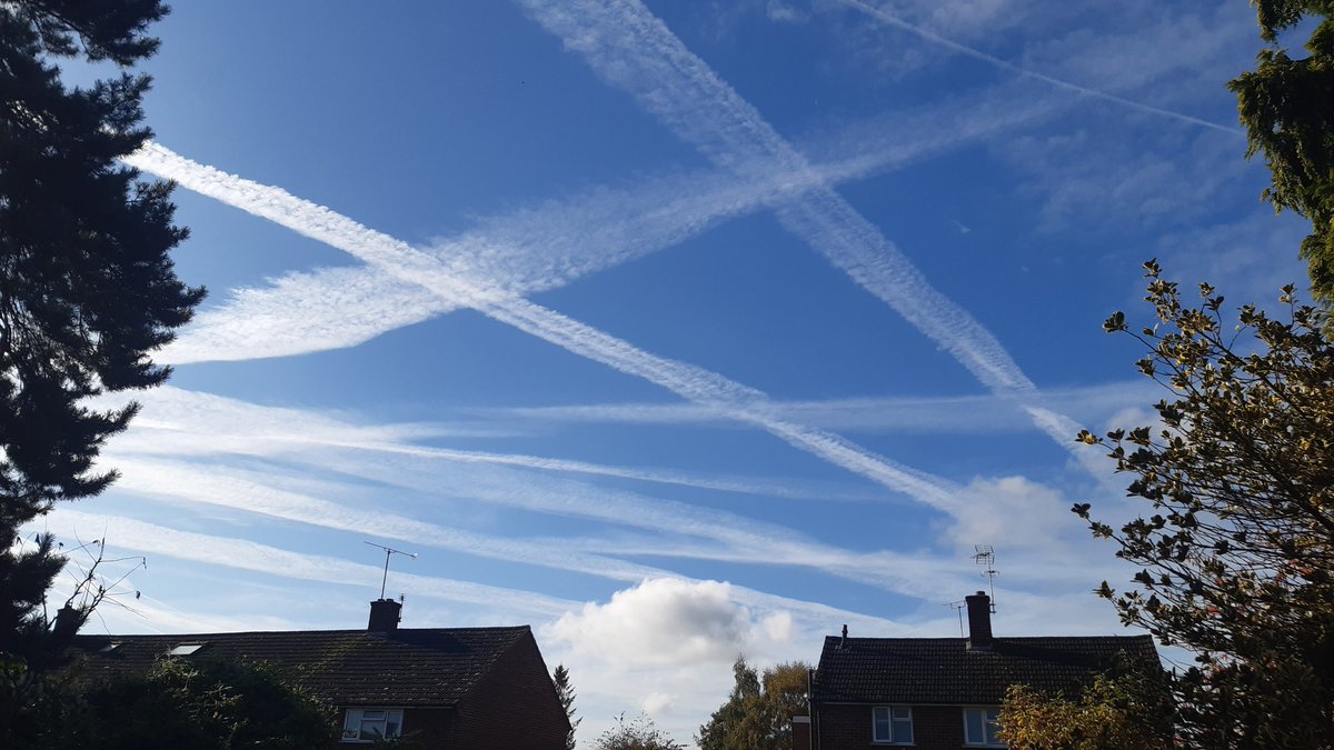 Carrie-Anne πΈ π (@artofpapercraft) on Twitter photo <a href="/Chemtrail101/">Chemtrailcity</a> Berkshire this morning. Blue at 8am, stripey at 9am and by 11am murky grey everywhere. <a href="/Chemtrail101/">Chemtrailcity</a> Berkshire this morning. Blue at 8am, stripey at 9am and by 11am murky grey everywhere.