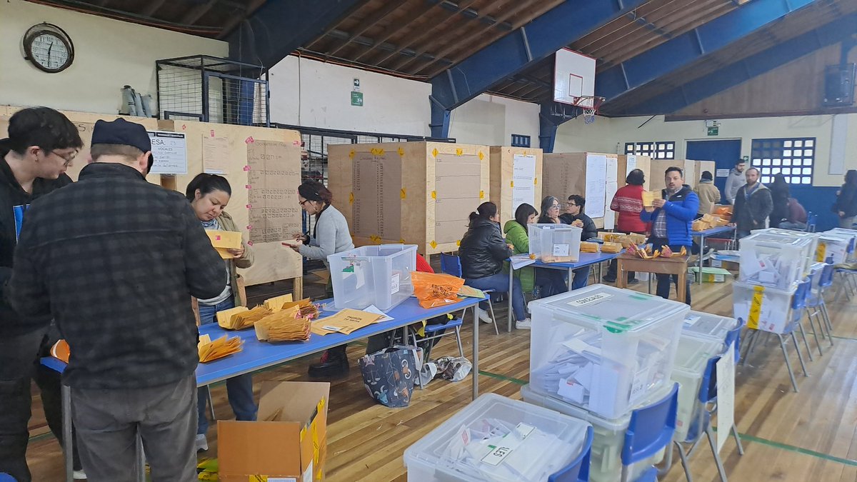 monicacarra's tweet photo. Muy orgullosa de la buena voluntad y deber cívico de los Puertovarinos #PuertoVaras #Chile #ELECCIONES #EleccionesChile2024 #Elecciones2024 https://t.co/T0cb50h4LH