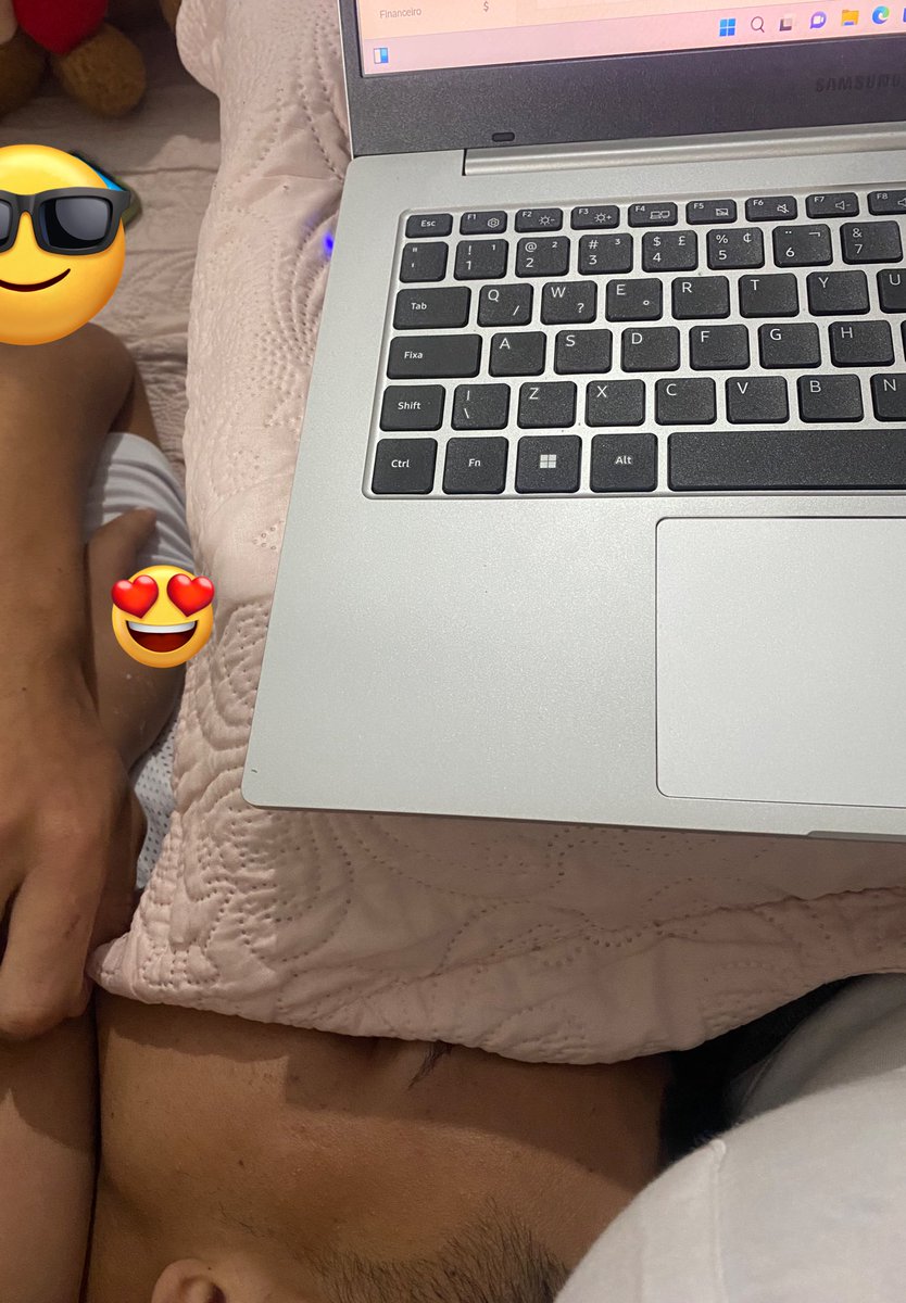 studyybela's tweet photo. “namorar atrapalha os estudos”

ele me atrapalhando horrores https://t.co/1DPrAI3A3o