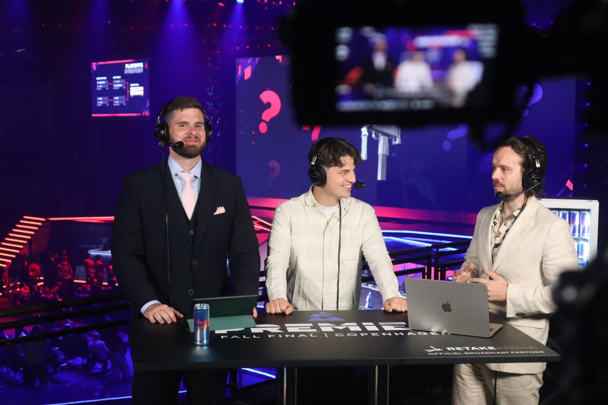 retakeCSDK's tweet photo. Blast World Finals - Talent Announcement👇
*psst, vind Red Bulls ved at retweet*

Se lige vores lækre talent og byd velkommen til vores helt nye mand @dragoNflyCSGO - Han er med fra start onsdag kl 7 hvor vi viser @AstralisCS vs @natusvincere

Og selvfølgelig gode gamle
@vigg0cs 
@traceCS2 
@FuzzRL 
@coachdpcs