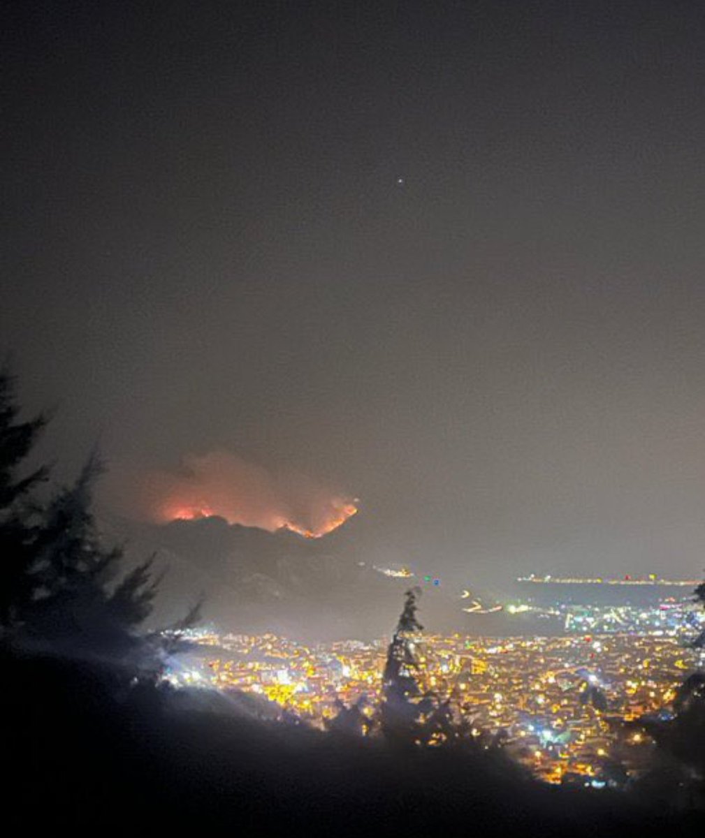 avkapanan4's tweet photo. Arkadaşlar Denizli'de yaşayan insanlarımız yardım istiyorlar. 4 gün olmasına rağmen yangın sönmemiş.

Bu tweeti gören herkes lütfen bir tweet de olsa atsın farkındalık oluşturmak için!

#DenizliYanıyor https://t.co/tVU2yU7vkj