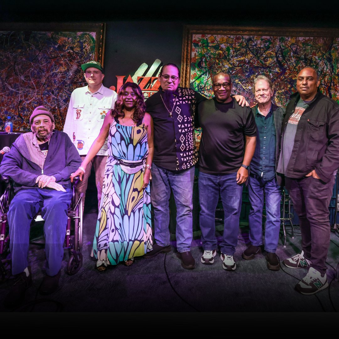 indyjazzfest's tweet image. 🎶 Indy Jazz Fest lit up a panel with Kyle Long’s dive into JJ Johnson’s legacy & Indiana Avenue’s jazz roots, followed by a jam session with IJF Hall of Fame and rising stars! 🎷✨
#IndyJazzFest2024 #JazzLegends #JazzLivesOn