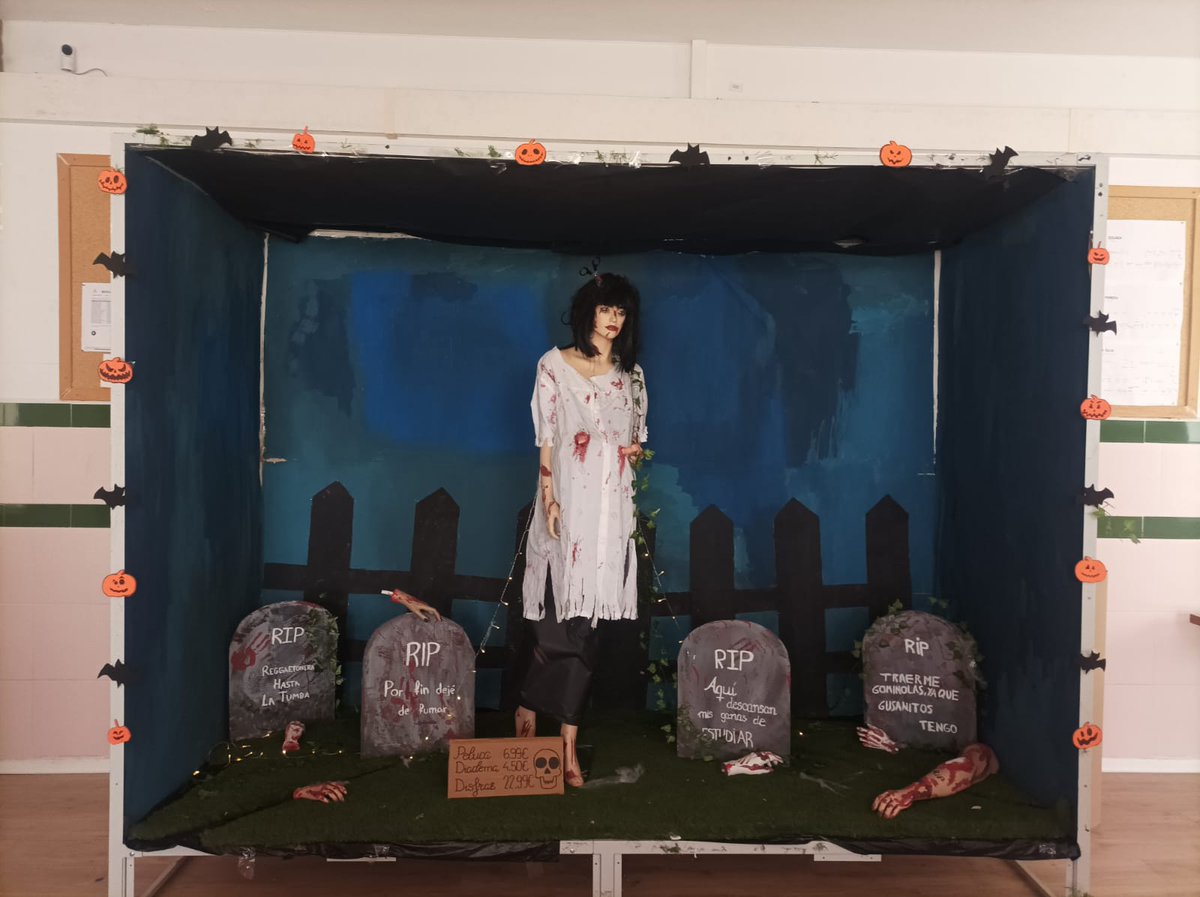 Escaparate de Halloween realizado por el alumnado de 1º de Actividades Comerciales A en el módulo de Dinamización en el Punto de Venta con la colaboración de la profesora Francisca Rodríguez Ponce.