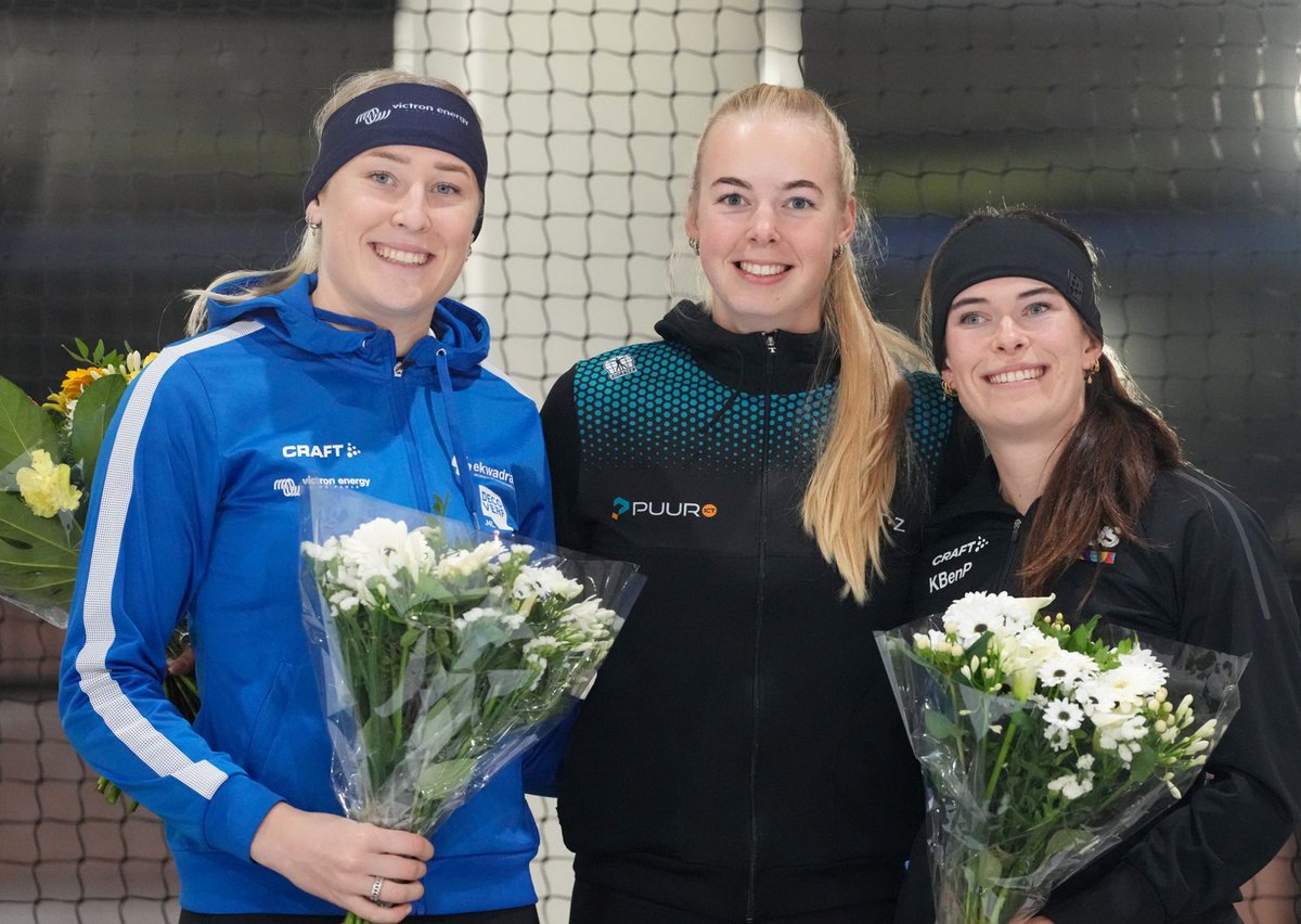 Holland Cup 1 - dag 2
1000m
1e Gioya 1.18.65 🥇

3000m
1e Esther 4.14.92 🥇
2e Evelien 4.16.08 🥈
4e Gioya 4.18.44
12e Veerle 4.25.93

Mass-start
2e Esther 🥈
3e Gioya 🥉
6e Veerle
8e Evelien
📸Timsimaging
#schaatsen #schaatsfan