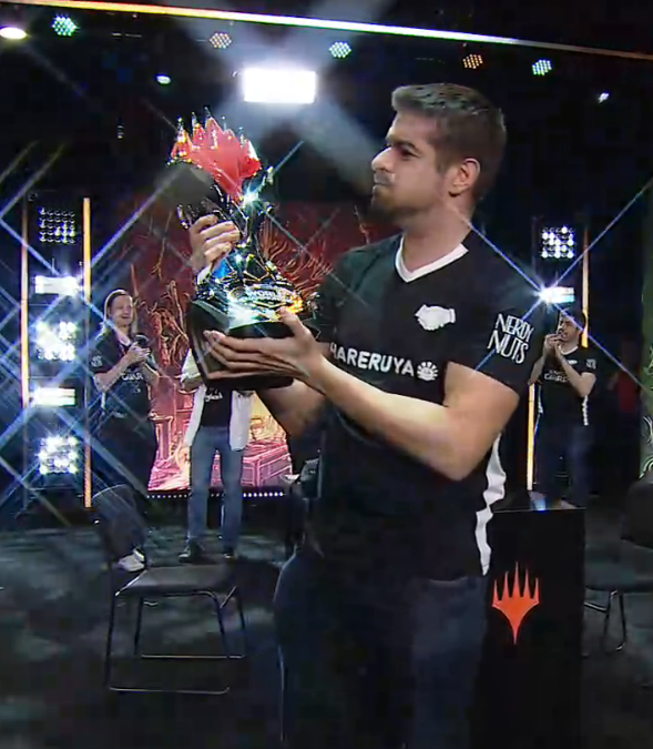 MTGOsalseo's tweet photo. Historia viva del mtg.
GRACIAS POR TANTO @JavierDmagic 
ACABA EL MUNDIAL CON JAvier campeón del mundo y Player of the Year.

En resumidas cuentas
Lo que quieras todo el rato.

gracias javier https://t.co/gYayRLI1Lv