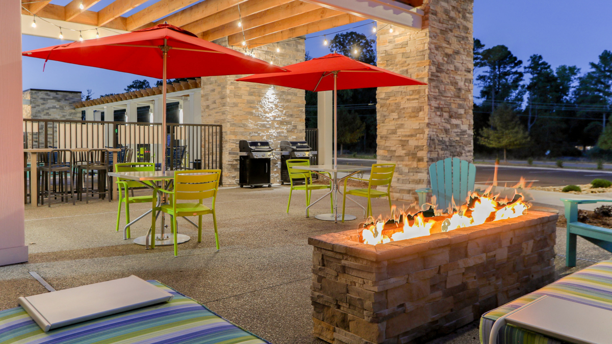 Home2Alcoa's tweet image. 🔥 Enjoy cozy evenings on the patio at our hotel! Gather around the fire pit for warmth and relaxation with friends and family. The perfect spot to unwind after a busy day! 🌙✨ #EveningVibes #PatioNights #FirePitFun
