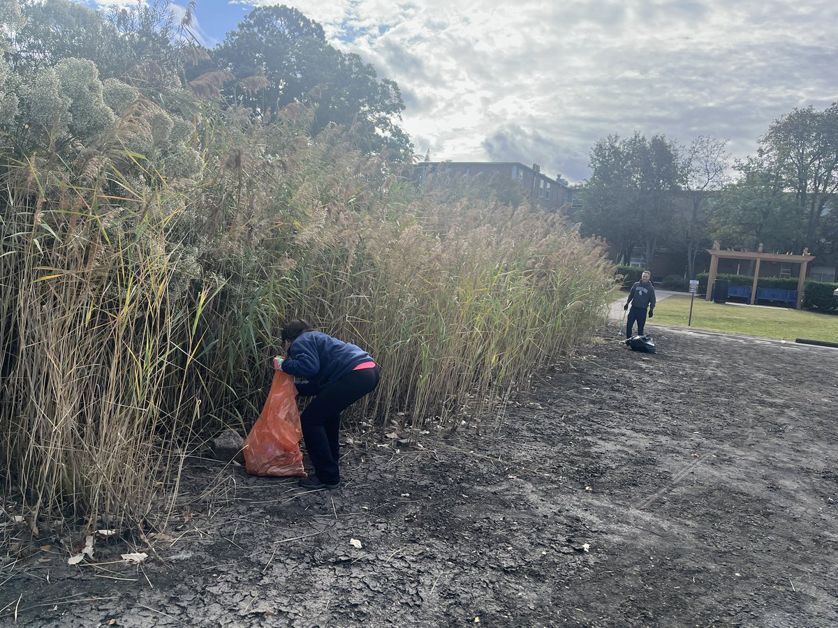 ODUCEEAlumni's tweet photo. A BIG thank you to the volunteers who showed up this morning to clean the stream behind the WHRO office. We collected over 9 bags of trash along the perimeter of Colley Bay.

#odu #engineering #oduceealumni #odualumni #oducee #ceeac #colleybay #cleanthestream #volunteering https://t.co/6ZsMRXjZhd