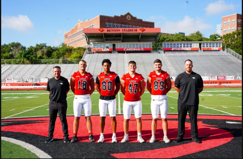 CoachNYoung's tweet image. Happy #NationalTightEndDay ! Just a bunch of guys doing whatever it takes to win! #7thFlo