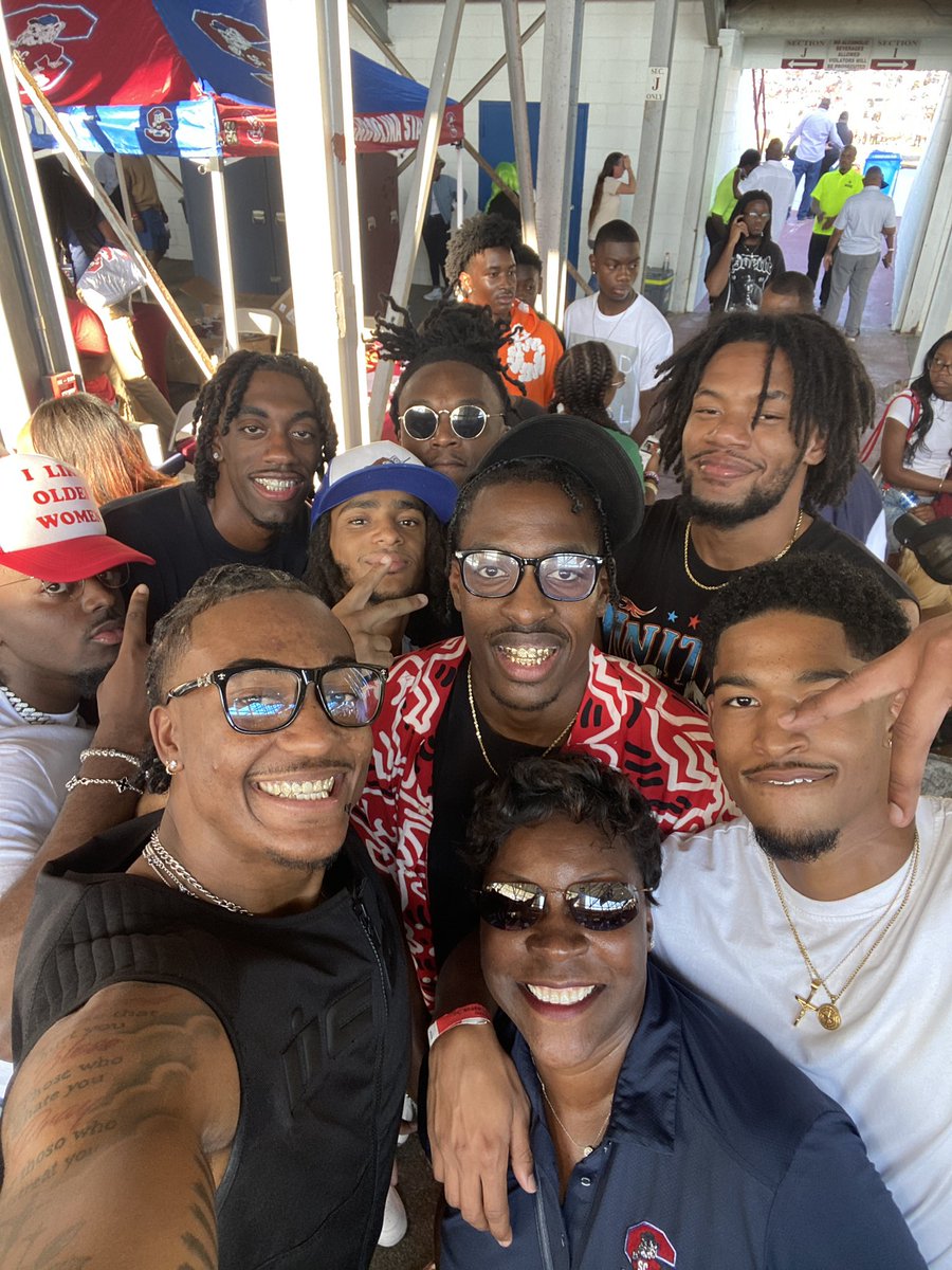 Much Love to @KeshiaMCampbell me and <a href="/SCStateMBB/">SC State Mens Basketball</a> With The Quick Selfie🐶🐶 at Homecoming ❤️💙❤️💙 <a href="/SCStateAthletic/">SC State Athletics</a>