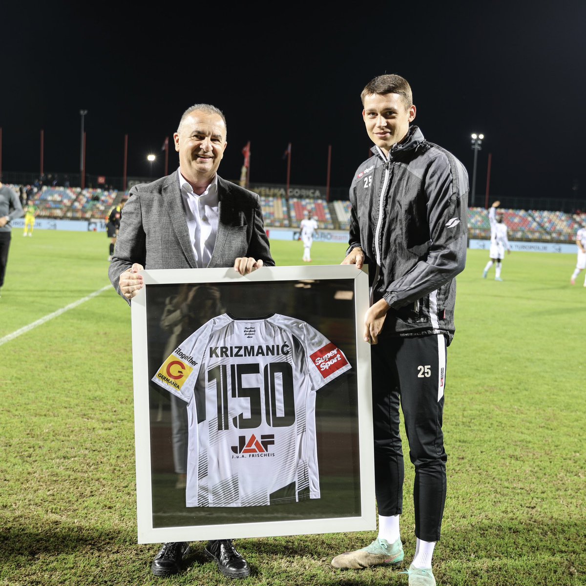 Prigodan poklon primio je i Krešimir Krizmanić koji je svoju 150. utakmicu u dresu Gorice odigrao u gostima kod Lokomotive 👏

Krizma, čestitke još jednom! ❤️🖤