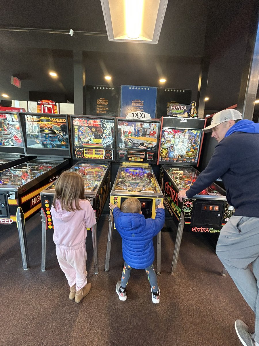 CoachCarm's tweet image. Beautiful Day in Manchester… introduced pinball to the crew… Fall weekends in New England are the best ! #FamilyOverEverything #Vermont #NewEngland #Pinball