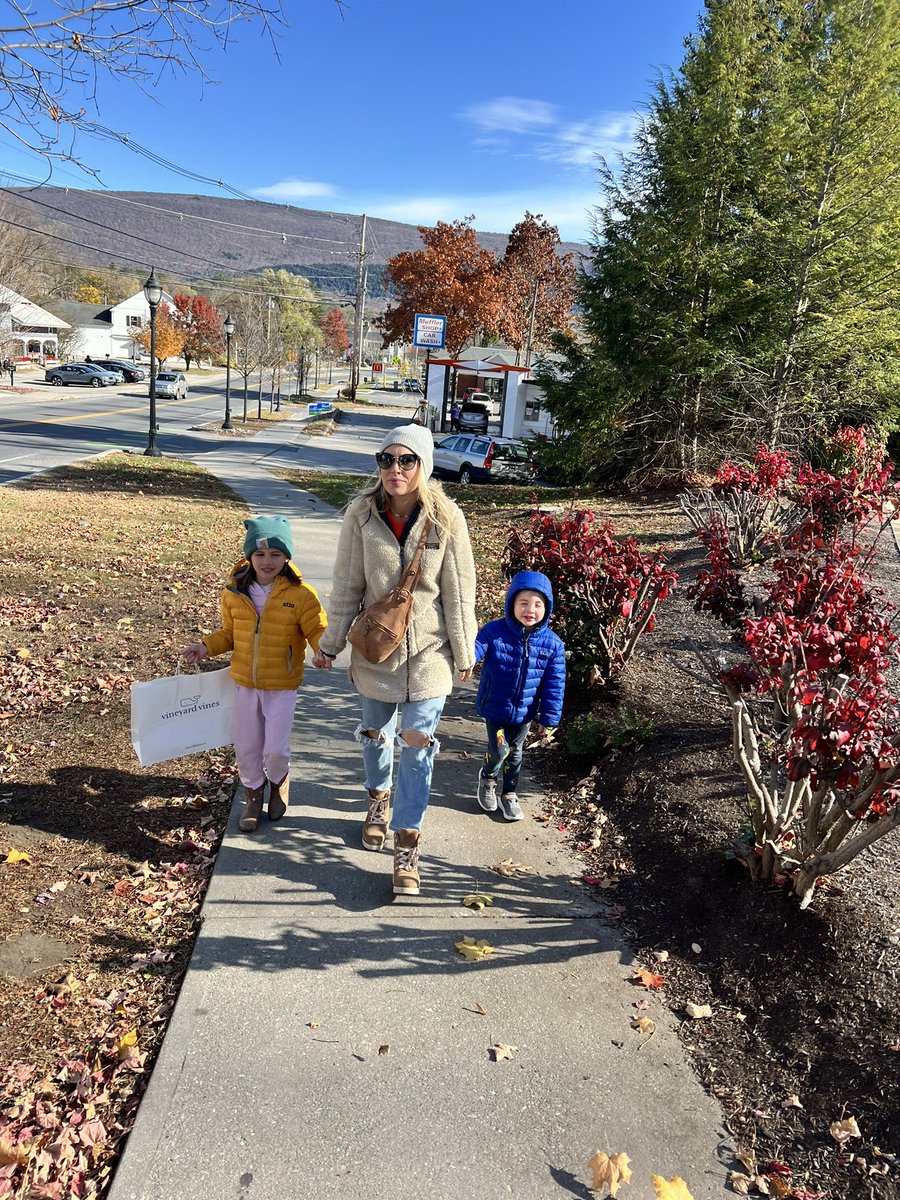 CoachCarm's tweet image. Beautiful Day in Manchester… introduced pinball to the crew… Fall weekends in New England are the best ! #FamilyOverEverything #Vermont #NewEngland #Pinball