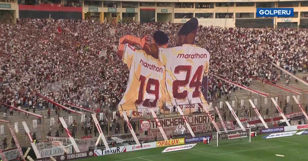 fanaticospe's tweet photo. Pfff, qué BRUTAL el RECIBIMIENTO de la hinchada de Universitario en el estadio Monumental. Con un tifo y banderolas GIGANTES 🔝🏟️🇵🇪 https://t.co/OvIxFmk0nA
