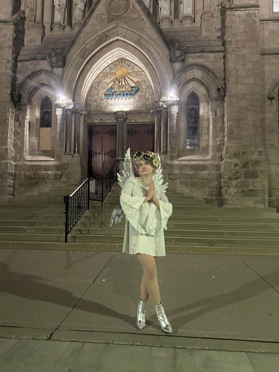 alinatranberg's tweet photo. catch me flying around the throne of god crying “holy, holy, holy” https://t.co/hkIUPxMzqh