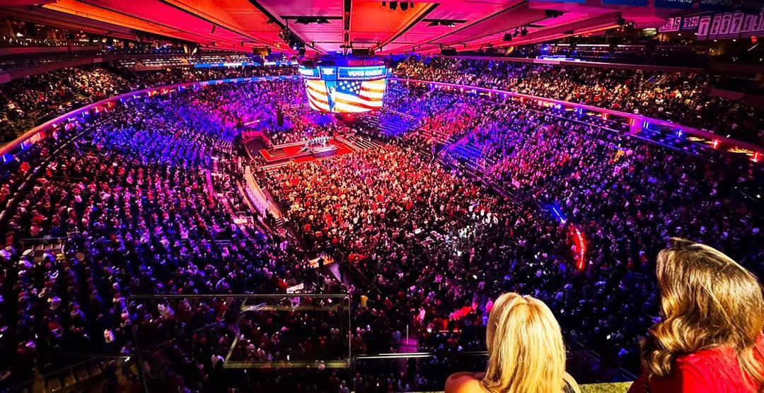 La police de New York signale que le Madison Square Garden a atteint sa capacité maximale pour le rassemblement de Trump (+20000), et que des milliers de  personnes se trouvent à l'extérieur (+75000)