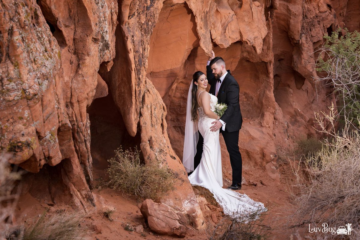 LVLuvBug's tweet photo. Congrats Jennifer and Richard on your Valley of Fire wedding!
#valleyoffire #lasvegaswedding #vegaswedding #elopement #lasvegasweddingphotographer #microwedding #lasvegasweddingphotographer #destinationwedding #desertwedding https://t.co/bfLNTMuq3y