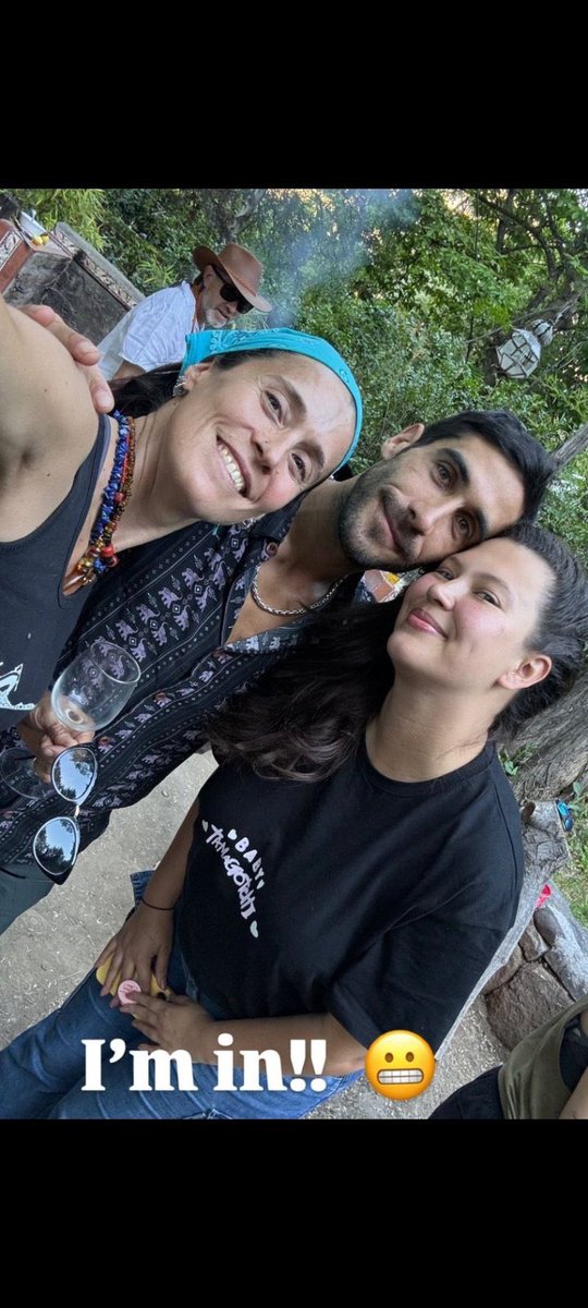 CkotheMolina's tweet photo. Yo solo veo que la Ilania puso “I’m in” (Estoy dentro), ahí se las dejo😏, que buen día para remar gente, ya me siento en confianza, si hasta la familia rema, viva #Pedrichelle 😭🛶🫰🏼
Y nuestra niña se ve tan feliz y querida🥹♥️
Pd: Exijo que esperen a la Carito🫰🏼 https://t.co/VM1oQ2K3gI