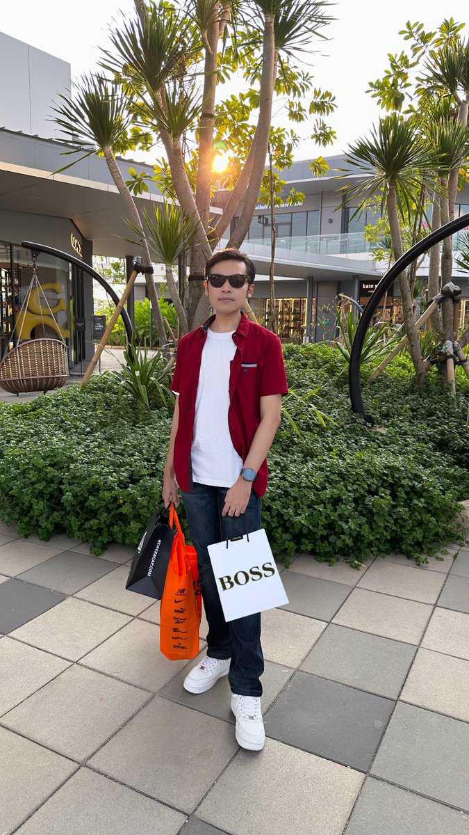 ambakawa's tweet photo. Gak Berasa Hari Minggu, Eh Tau-Tau Udah Lebaran
photo from instagram Amba Saputra https://t.co/LugV8aGSX6 

#ambasaputra  #artistsoninstagram #OOTD #photooftheday #grandoutlet #grandoutletjakarta #grandoutletkarawang #karawang #karawanginfo https://t.co/LP4468k4os