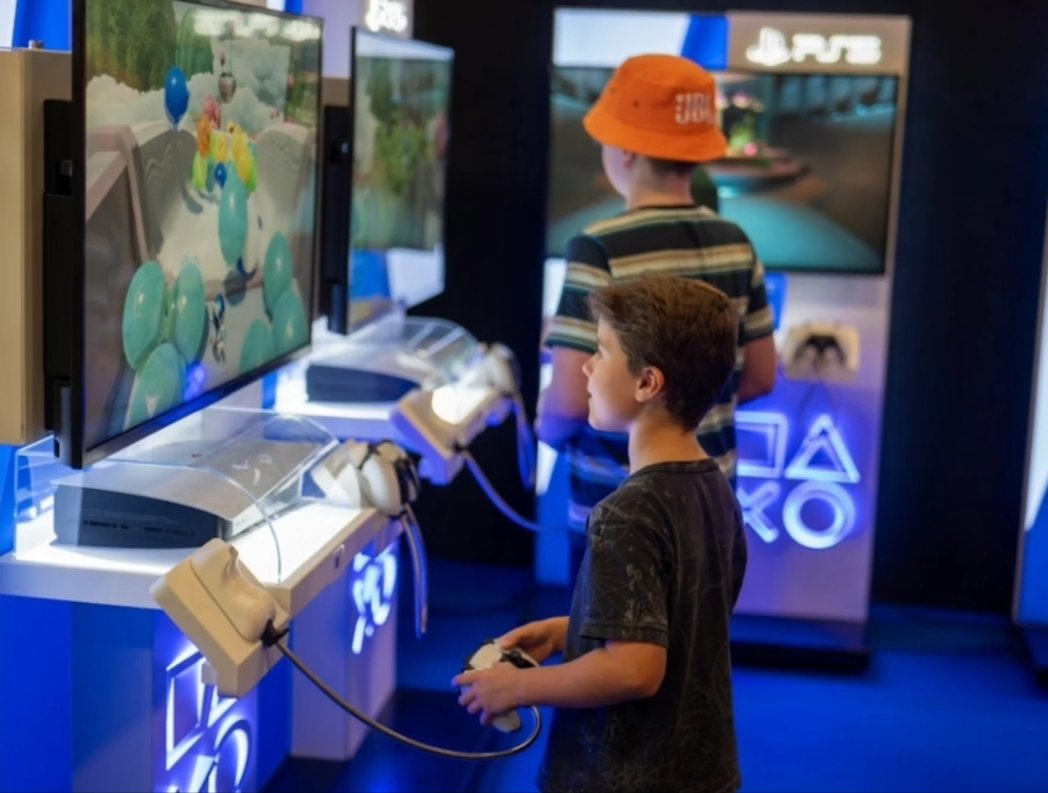 Armageddonexpo's tweet photo. Get some wicked deals on all the best geeky gear right here at #springeddon with our mates at @MightyApe ๐๐ผ and be sure to try out the new Astro Bot game in their PlayStation zone ๐ฎ https://t.co/lv2uZgltvw