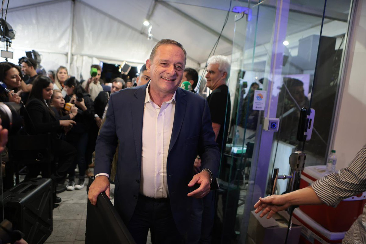 Nuestro candidato a la Presidencia de la República, <a href="/AlvaroDelgadoUy/">Alvaro Delgado</a>, ha llegado a la sede para recibir junto a toda la dirigencia los resultados de esta gran jornada electoral.