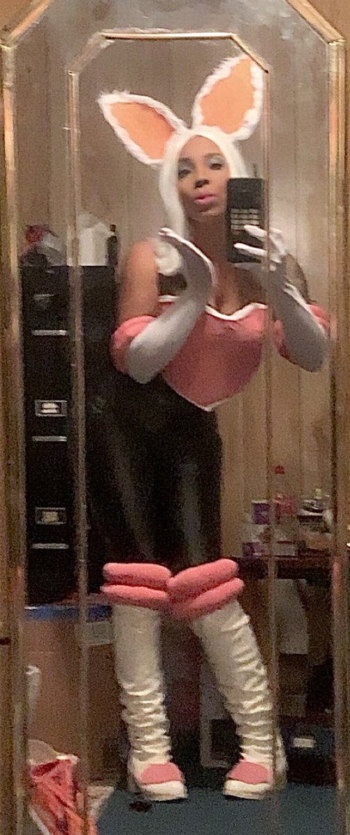 Moonchidesu1's tweet photo. @LaniMinella I was just rouge last night at a Halloween party!!! Love this character 🖤🦇 #RougeTheBat #Halloween https://t.co/jmXCbixfLF