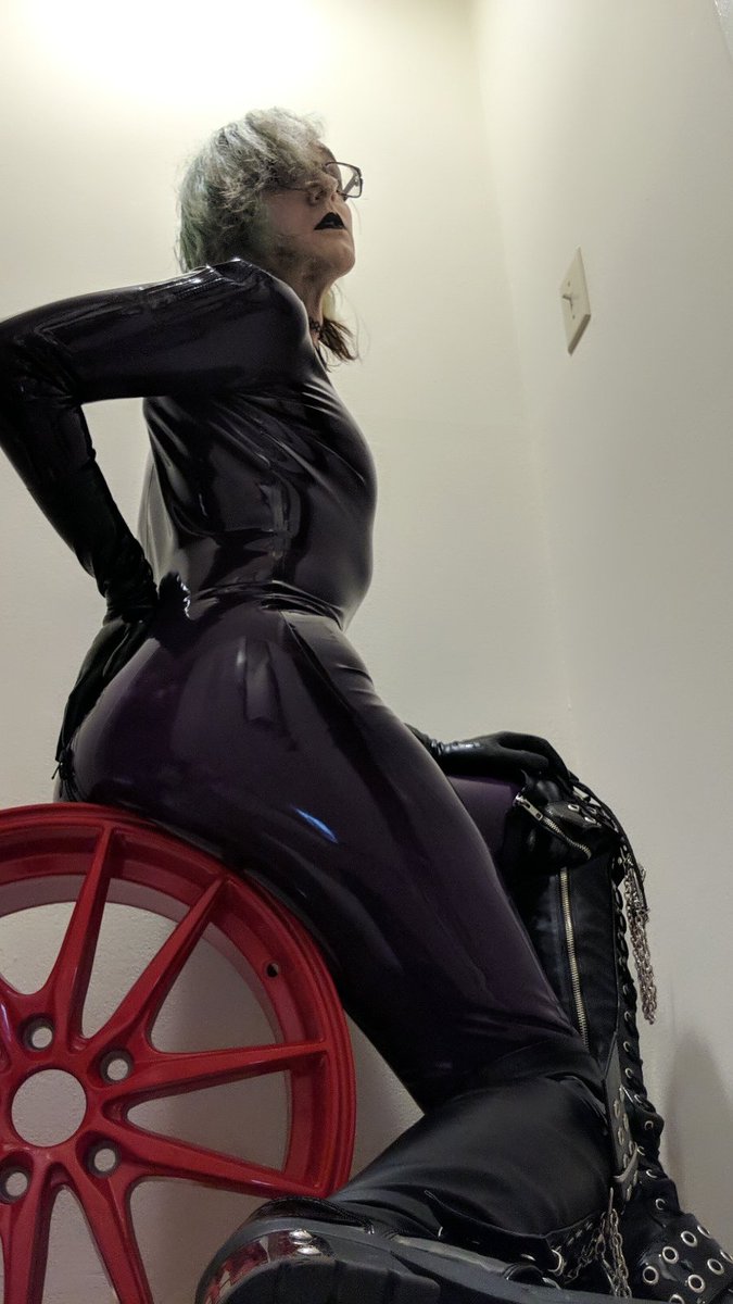 LunaInfernale's tweet photo. I need an *ass*istant https://t.co/AKiqGdOM2k