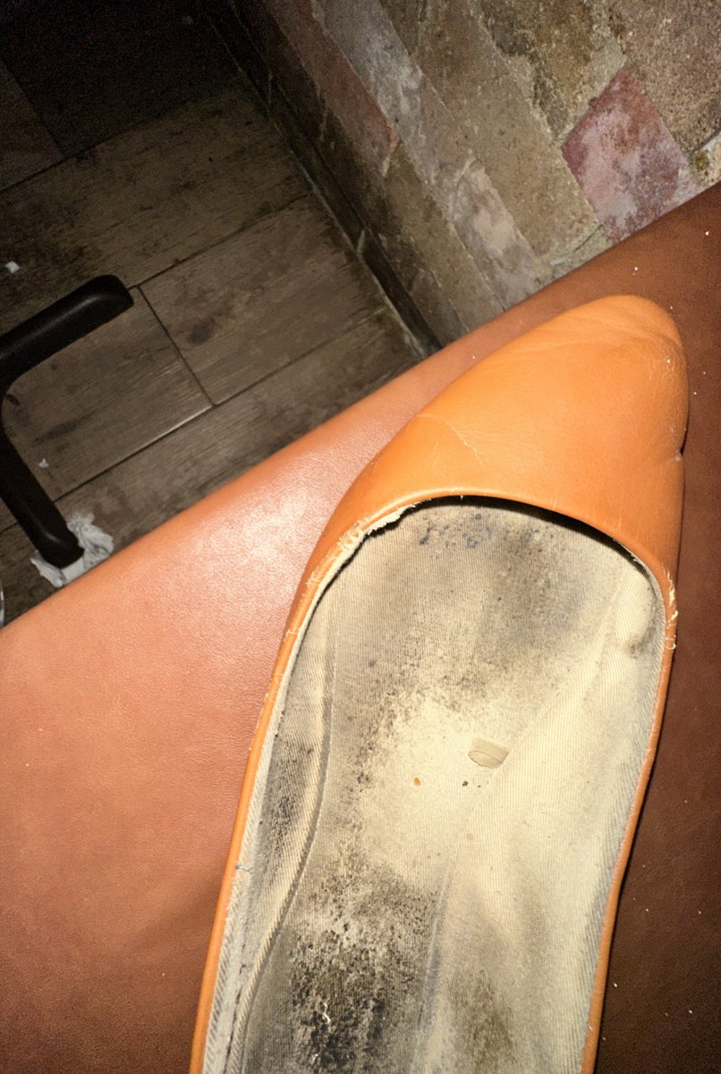 AlabamaFootKing's tweet photo. Came to have #Drinks with my homegirl and this that she has going on in her #flats today 😩😩😝😝😝 #widefeet #funkyflats #flatfetish #shoefetish #stinkyshoes #ebonyfeet #toeprints #stinkyfeet https://t.co/5KPphb3WnO