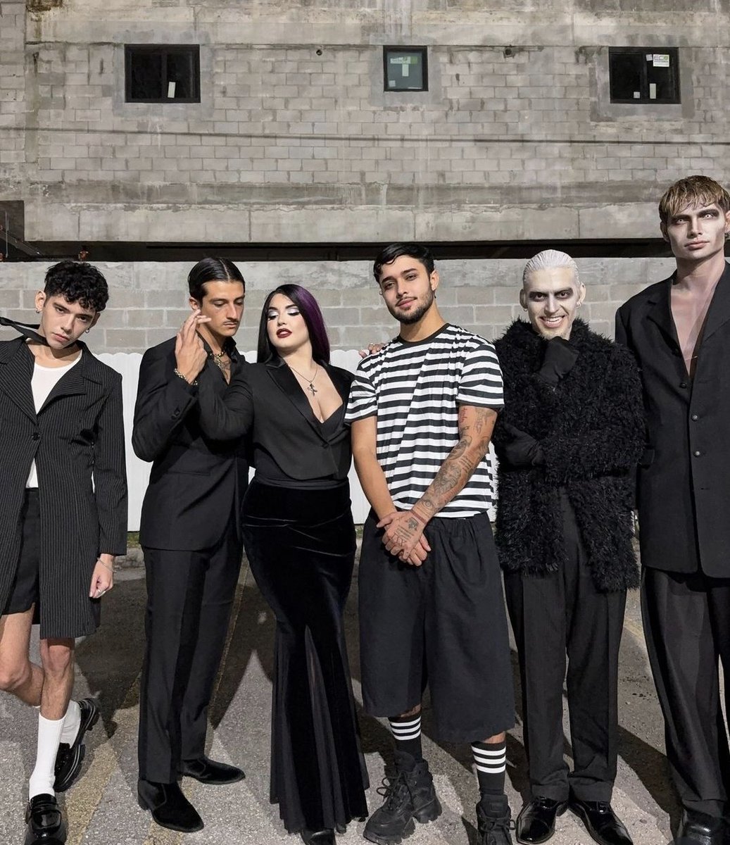 JDLHispanic's tweet photo. 📸|| #INSTAGRAM: @JOELDELE0N junto a sus amigos en su primer disfraz de Halloween 🎃 

~ The Addams Family

#DELEON https://t.co/u3gv9KGxM2