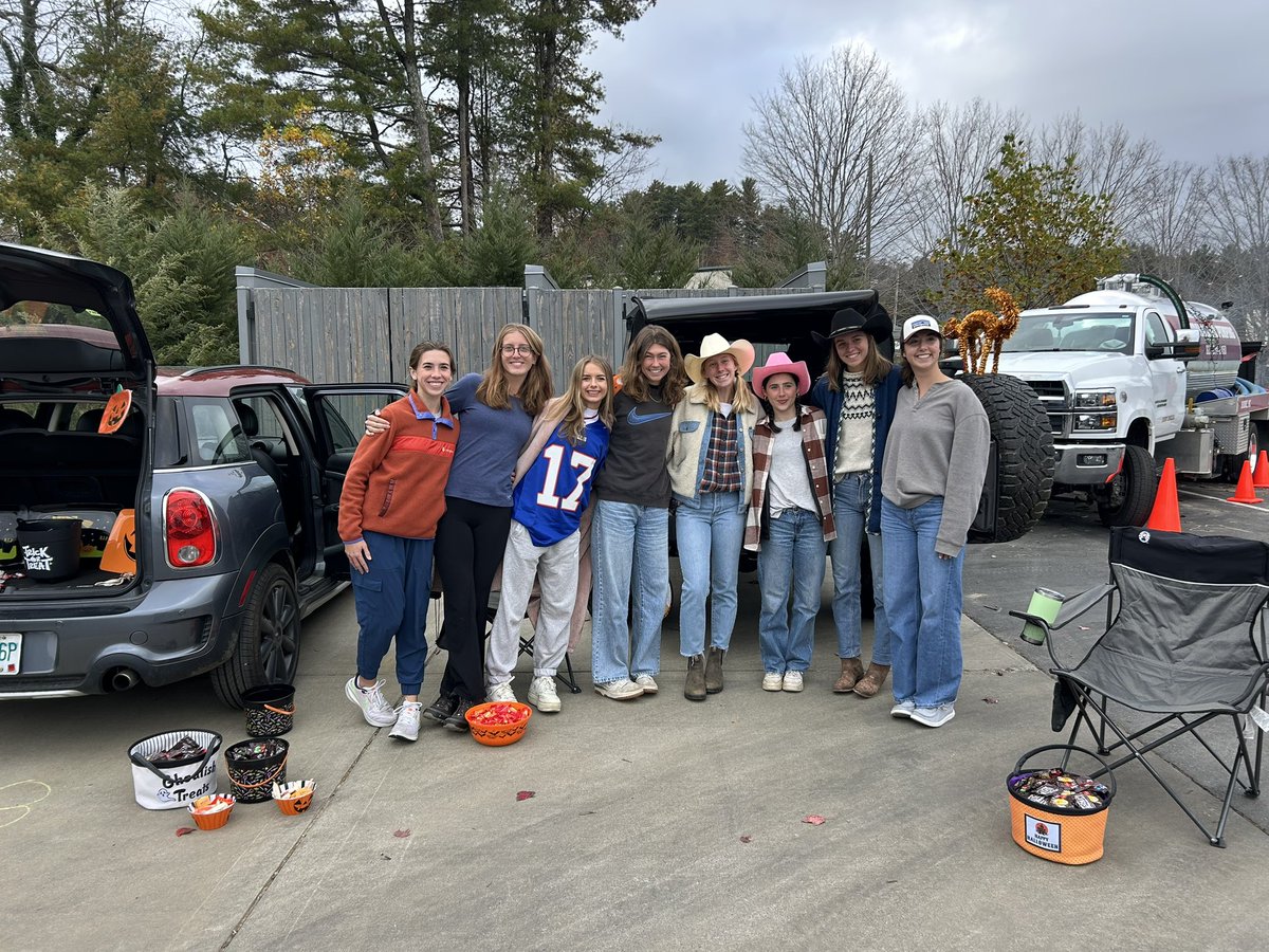 AppStateRISE's tweet image. TRUNK OR TREAT fun with Watauga Parks and Rec tonight at their annual event. What a great time loving on our community and showing that App State pride…..plus lots and lots of candy. 🍬🍫