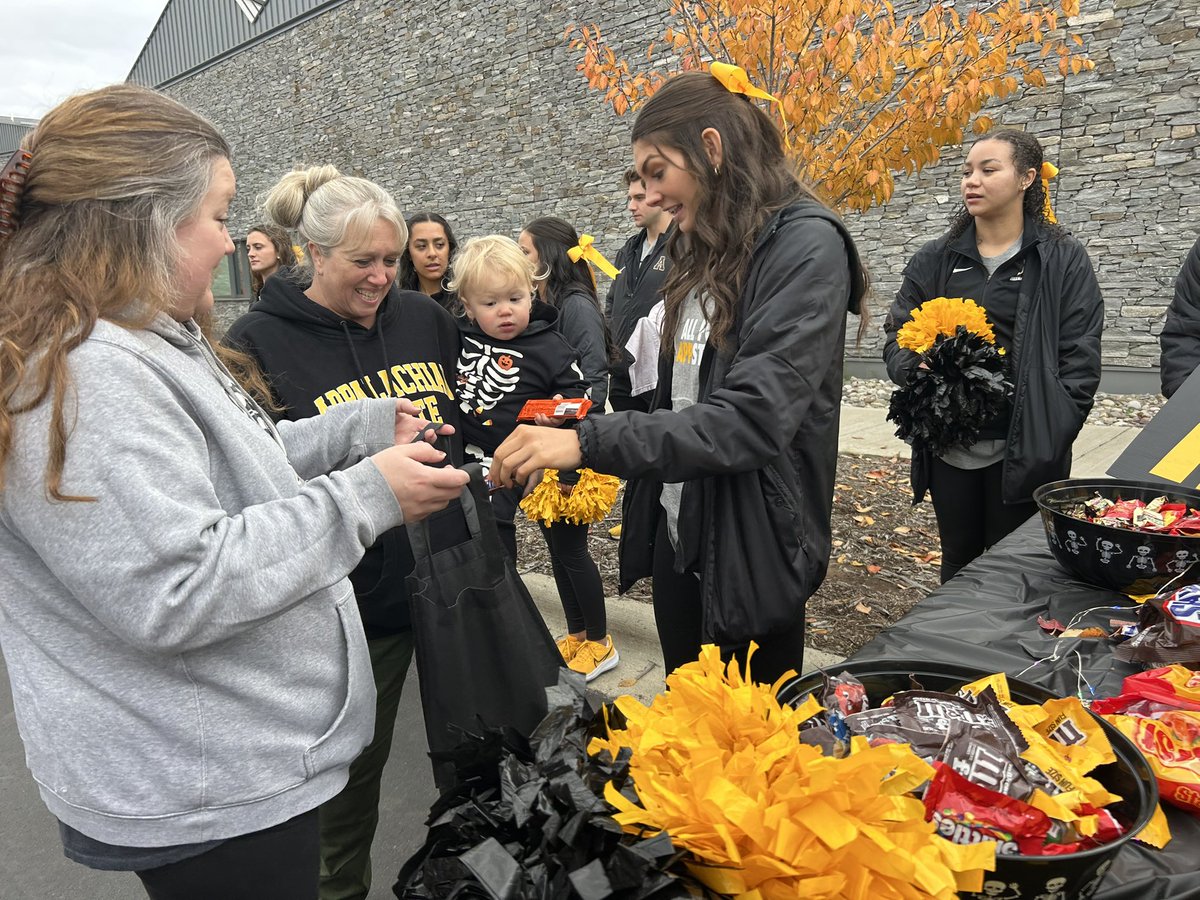 AppStateRISE's tweet image. TRUNK OR TREAT fun with Watauga Parks and Rec tonight at their annual event. What a great time loving on our community and showing that App State pride…..plus lots and lots of candy. 🍬🍫