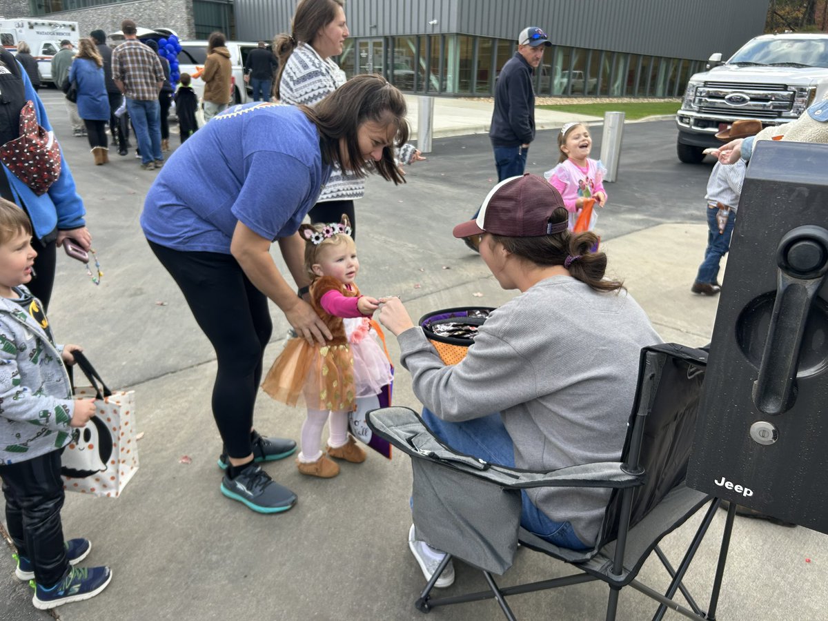 AppStateRISE's tweet image. TRUNK OR TREAT fun with Watauga Parks and Rec tonight at their annual event. What a great time loving on our community and showing that App State pride…..plus lots and lots of candy. 🍬🍫