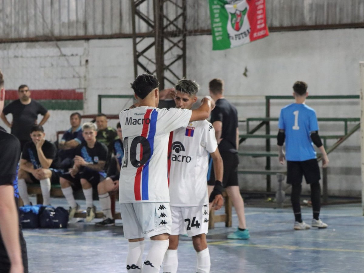 Catigre_futsal's tweet photo. #3ra | ⏹️ ¡Final del encuentro!

Tigre 6️⃣-5️⃣ Estrella Federal 

⚽️ Bernal, Rios x2 Navarro, Romero y Alderete.
 
 #TigreFutsal 🔵🔴🔵 https://t.co/K2FCFIQfk1